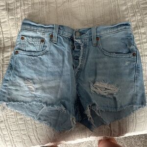 High rise Levi’s Jean short size 26